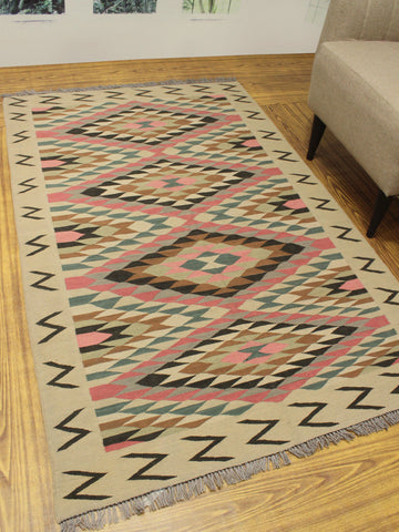 Winchester Angra Beige/Pink Rug, 4'1" x 6'4"